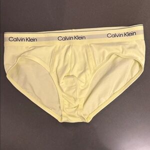 New Calvin Klein Men's Light Yellow Briefs. Cotton.